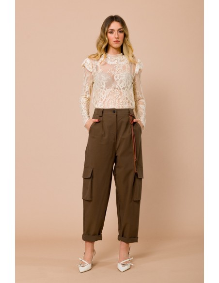 Calça cargo com elástico na cintura na parte de trás e charms na frente Maryley