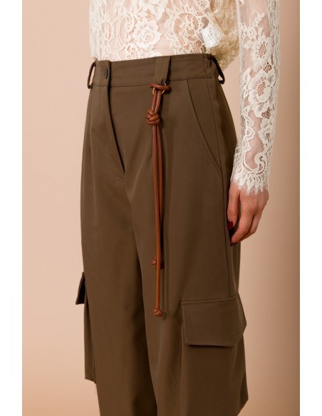 Calças cargo com elástico na cintura na parte de trás e pendentes na frente Maryley