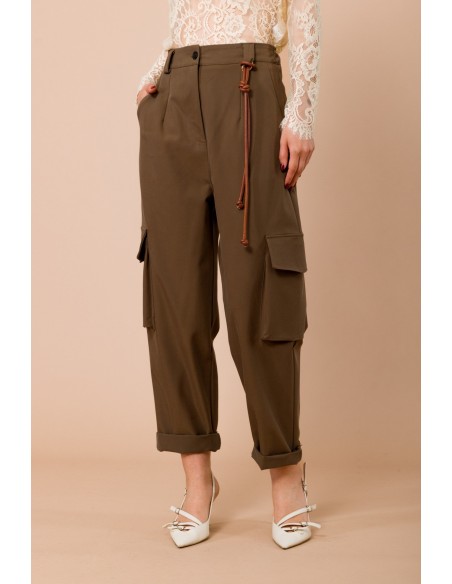 Calças cargo com elástico na cintura na parte de trás e charms na frente Maryley