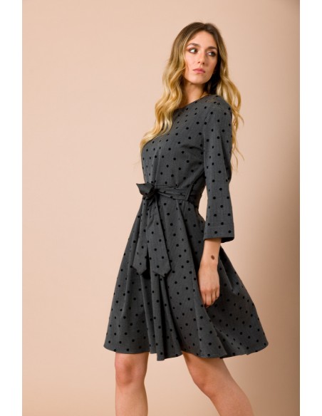 Vestido curto com saia rodada. Manga 3/4 com bolinhas flocadas Maryley