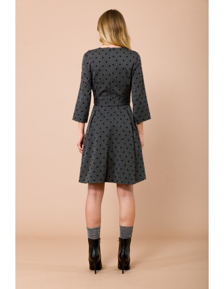 Vestido curto com saia rodada. Manga 3/4 com poás flocados Maryley