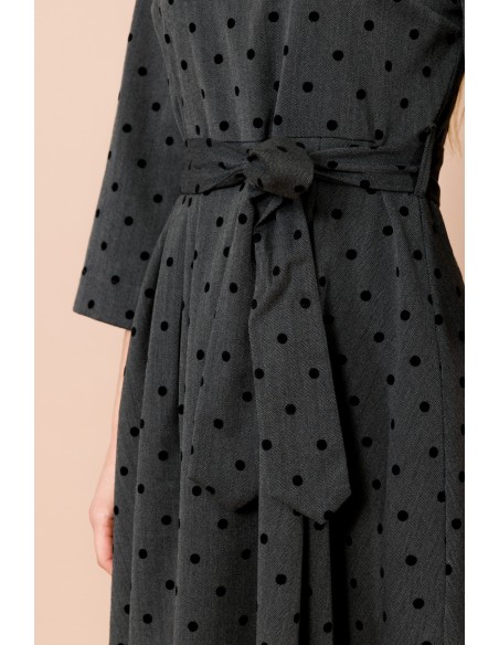 Vestido curto com saia rodada. Manga 3/4 com bolinhas flocadas Maryley