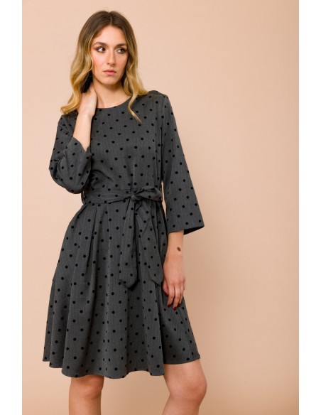 Vestido curto com saia rodada. Manga 3/4 com bolinhas flocadas Maryley