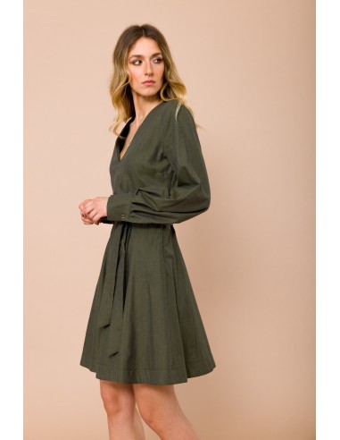 Vestido curto com decote em V. Saia com godés e cinto na cintura Maryley