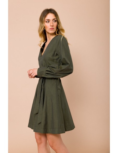 Vestido curto com decote em V. Saia com godés e cinto na cintura Maryley