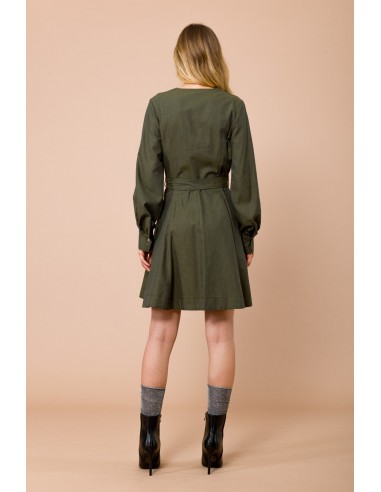 Vestido curto com decote em V. Saia godé e cinto na cintura Maryley