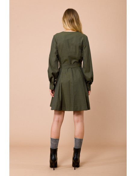 Vestido curto com decote em V. Saia godé e cinto na cintura Maryley