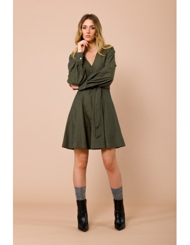 Vestido Curto com Decote em V. Saia Godé e Cinto na Cintura Maryley