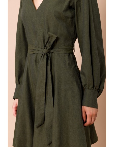 Vestido curto com decote em V, saia em godé e cinto na cintura Maryley