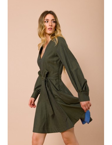 Vestido Curto Com Decote Em V. Saia Em Godé E Cinto Na Cintura Maryley