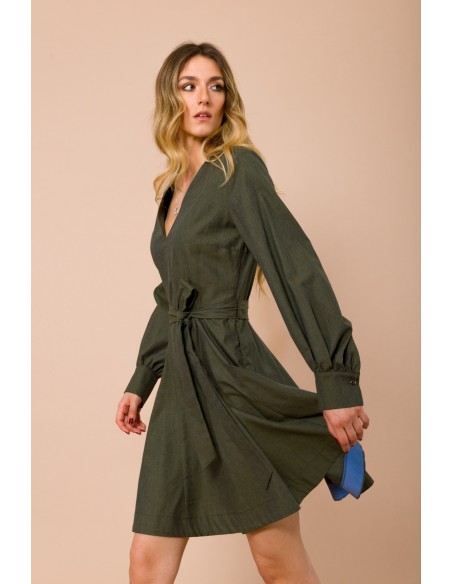 Vestido Curto Com Decote Em V. Saia Em Godé E Cinto Na Cintura Maryley