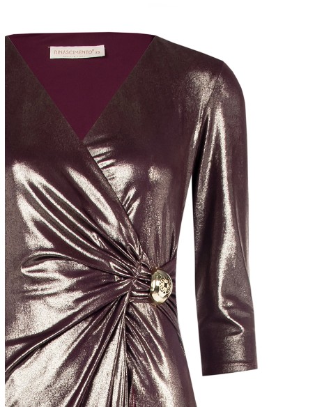 Vestido longo acetinado drapeado com detalhe de joia e decote em V Rinascimento