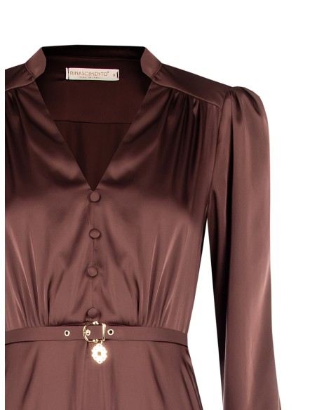 Vestido longo evasê em cetim com cinto coordenado e pendente com logótipo Rinascimento