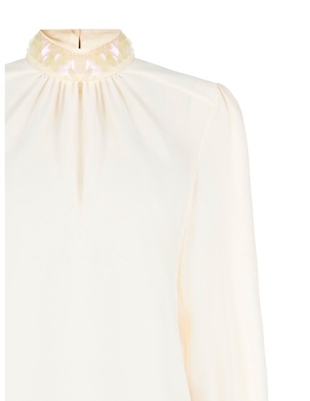 Blusa ampla e fluida em cetim fosco com gola coberta de maxi lantejoulas Rinascimento