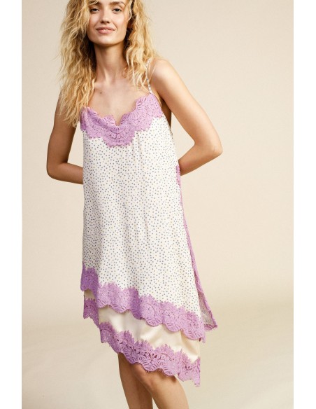 Vestido Curto Estampa de Bolinhas Com Inserções em Renda Dixie