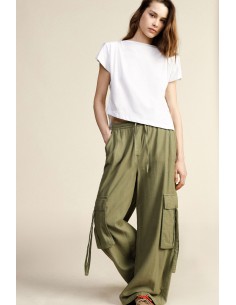 Calças palazzo cargo com bolsos laterais e cordão Dixie
