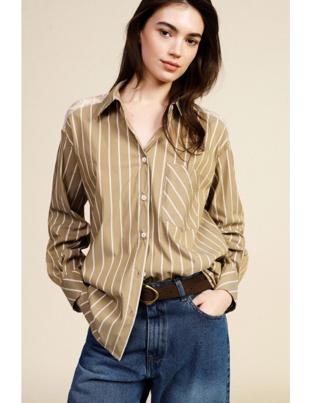 Camisa às riscas com bolso e ombros em renda Dixie