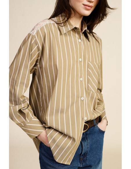Camisa às Riscas com Bolso e Ombros em Renda Dixie