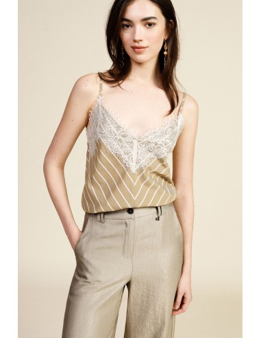Top com Alças Finas e Detalhes em Renda Dixie