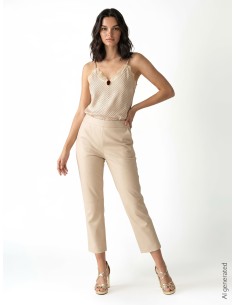 Top justado em mistura de viscose com efeito ligeiramente amarrotado, com rosa aplicada e renda Rinascimento