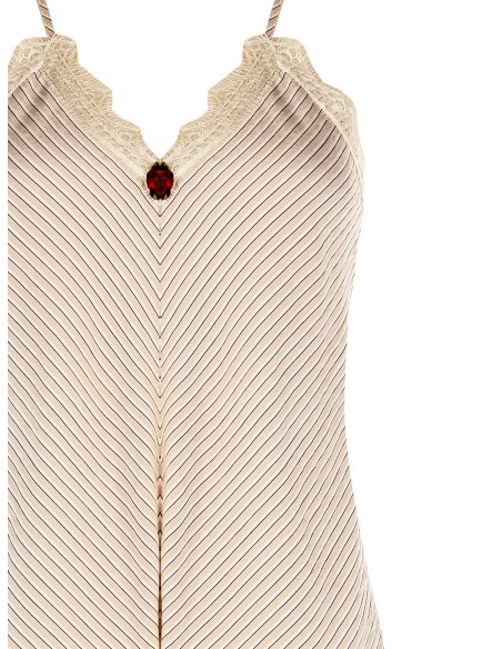 Top entalhado em mistura de viscose com efeito ligeiramente amarrotado com rosa aplicada e renda Rinascimento