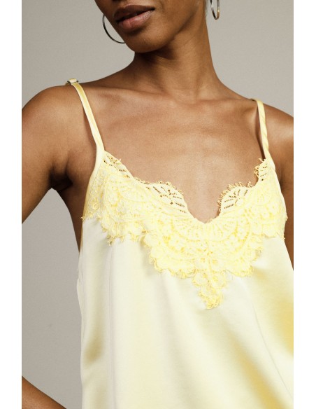 Top com alças finas e renda decorativa Dixie