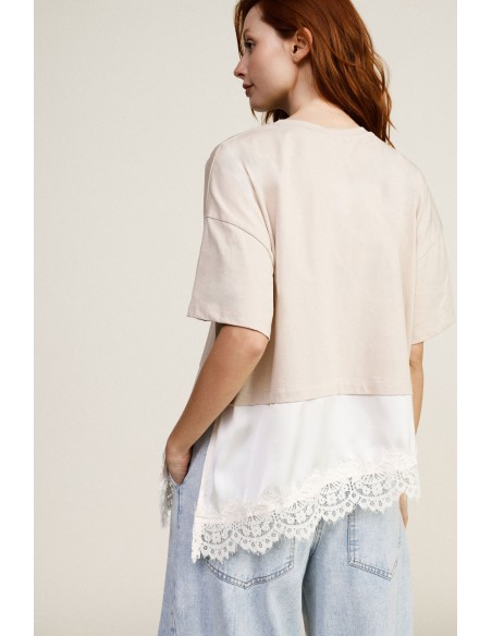 T-shirt com barra assimétrica e detalhe em renda Dixie