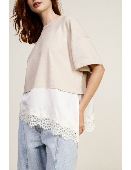 T-shirt com bainha assimétrica e detalhe em renda Dixie