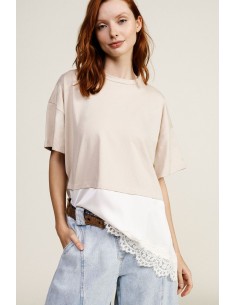 T-shirt com barra assimétrica e detalhe em renda Dixie