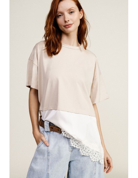 T-shirt com barra assimétrica e detalhe em renda Dixie