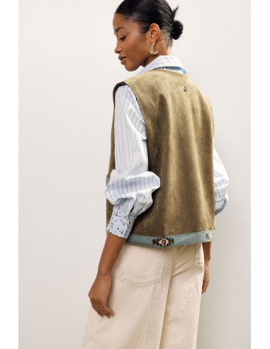 Colete com Perfis Bordados e Bolsos Frontais Dixie