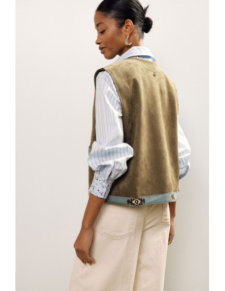 Colete com Perfis Bordados e Bolsos Frontais Dixie