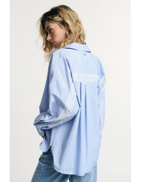 Camisa às riscas com detalhes em renda e caimento solto Please