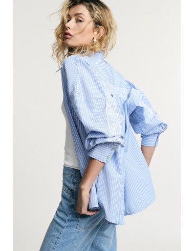 Camisa às Riscas com Detalhes em Renda e Corte Solto Please