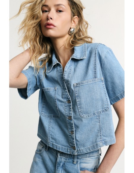 Camisa Cropped Com Bolsos Aplicados E Mangas Curtas Please