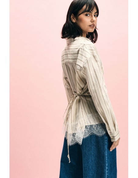 Camisa às riscas com detalhe de renda na bainha Please