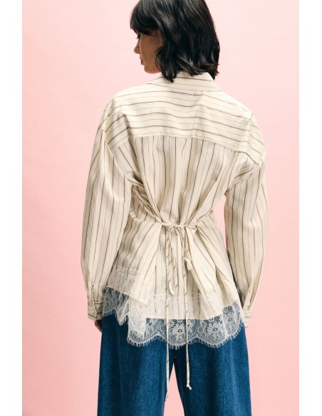 Camisa às riscas com detalhe de renda na bainha Please