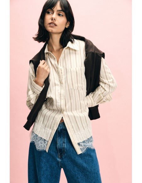 Camisa às riscas com detalhe de renda na barra Please