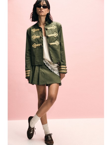 Saia curta com pregas e botões decorativos Please