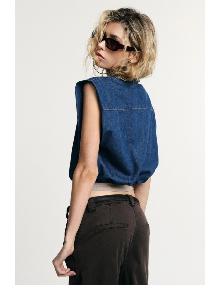Colete cropped com fecho de correr e gola clássica Please