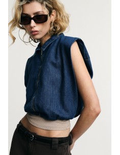 Colete curto com fecho de correr e gola clássica Please