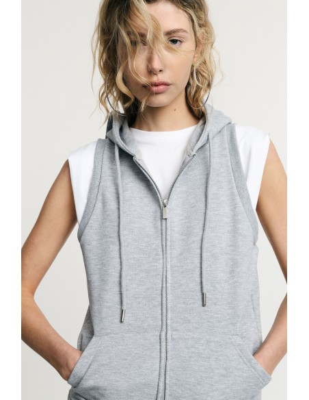 Sweat com capuz sem mangas e fecho frontal Please