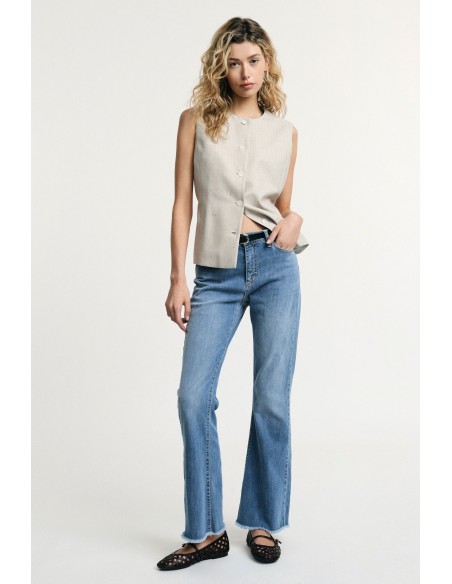 Jeans flare com barra desfiada e cinto Please