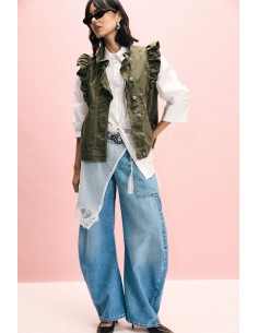 Jeans wide leg com rasgo e bolso aplicado Please