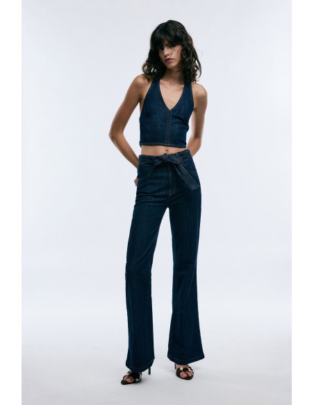 Jeans boca de sino com cinto anudado e cintura alta Please