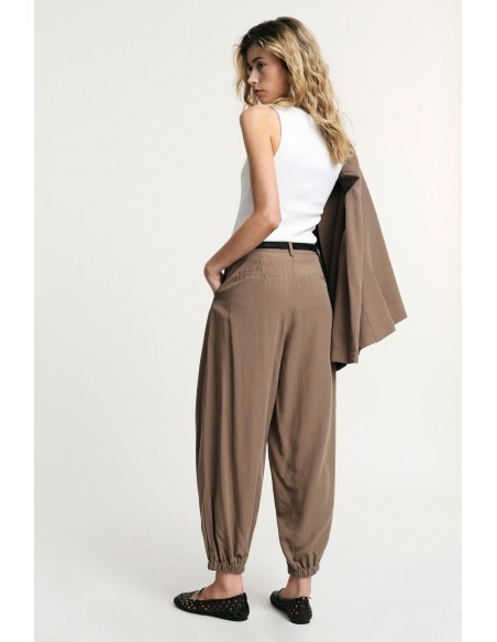 Calças de jogging com pences e elástico na barra Please