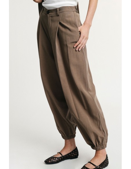 Calças de jogging com pences e elástico na bainha Please