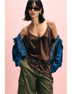 Top com alças finas, decote em V e acabamento em renda Please