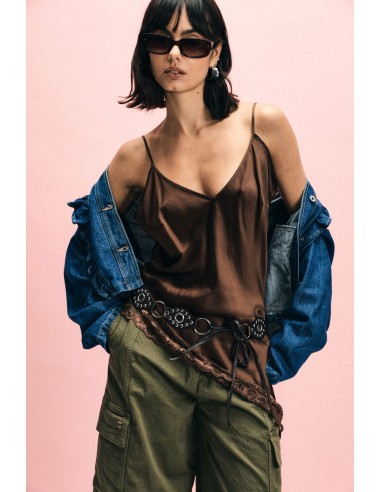 Top com alças finas, decote em V e acabamento em renda Please