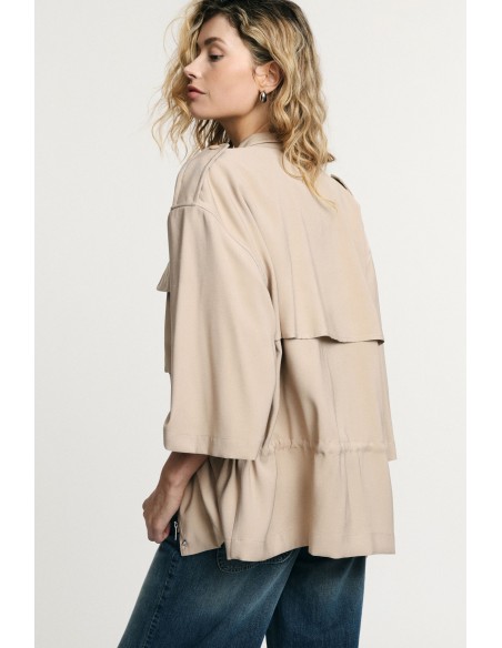 Parka curta bolsos frontais mangas amplas Please